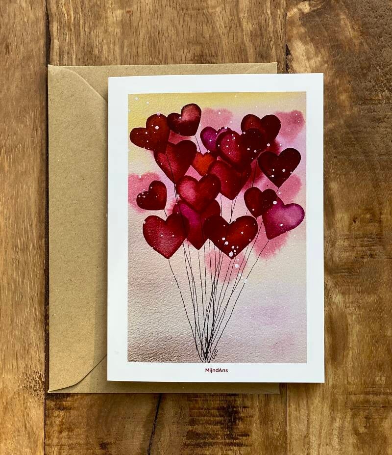 Deze gevouwen A6 kaart heeft een sfeervolle illustratie op de voorkant van een bos hartjesballonnen. De kaart wordt geleverd met een kraft envelop