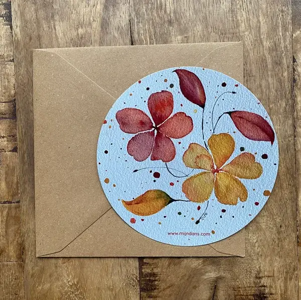 Deze enkele ronde kaart heeft geschilderde bloemen op de voorkant. De kaart wordt geleverd met een vierkante kraft envelop