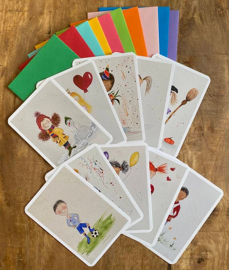Een set van 10 vrolijke kinderkaarten. Op iedere kaart staat een andere illustratie van een persoontje uit het boek 'de helden op sokken'. De kaarten zijn te gebruiken voor allerlei gelegenheden.