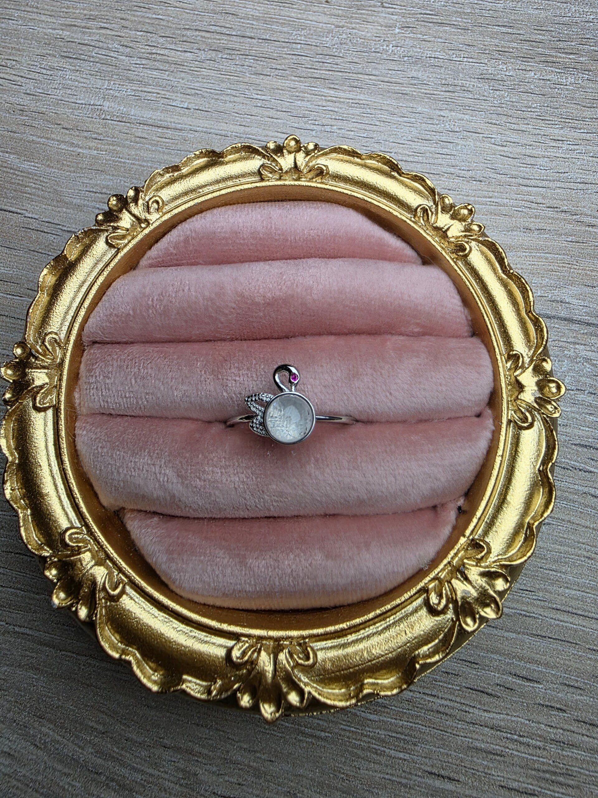Ring – Bergkristal Zwaan | Verstelbaar | Nikkelvrij Staal