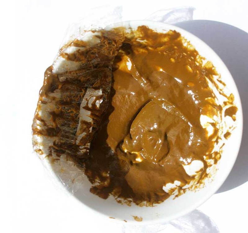 Deze pasta is door en door oranjebruin. Klaar om je haar ermee te verven.