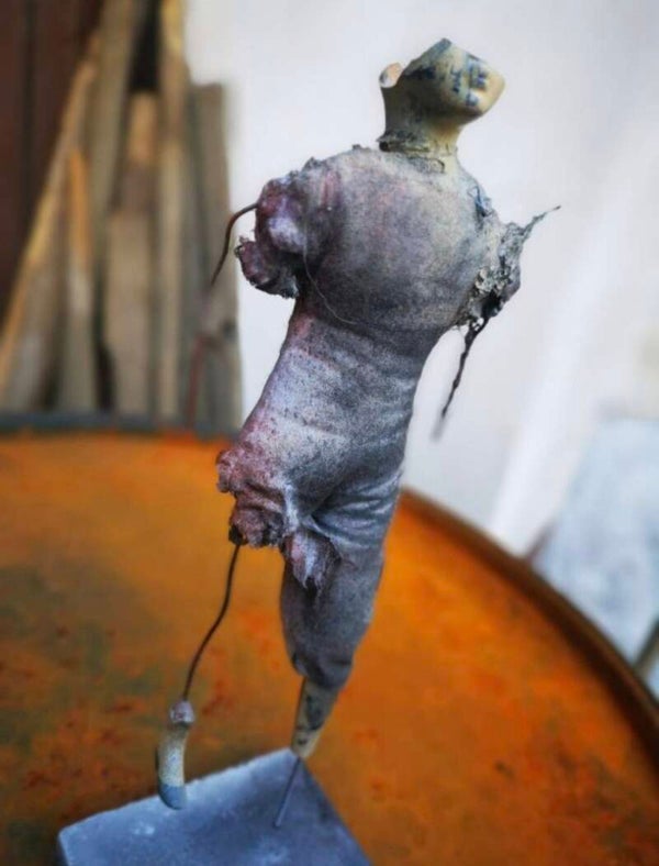 HORROR Deko "Puppe auf Sockel"