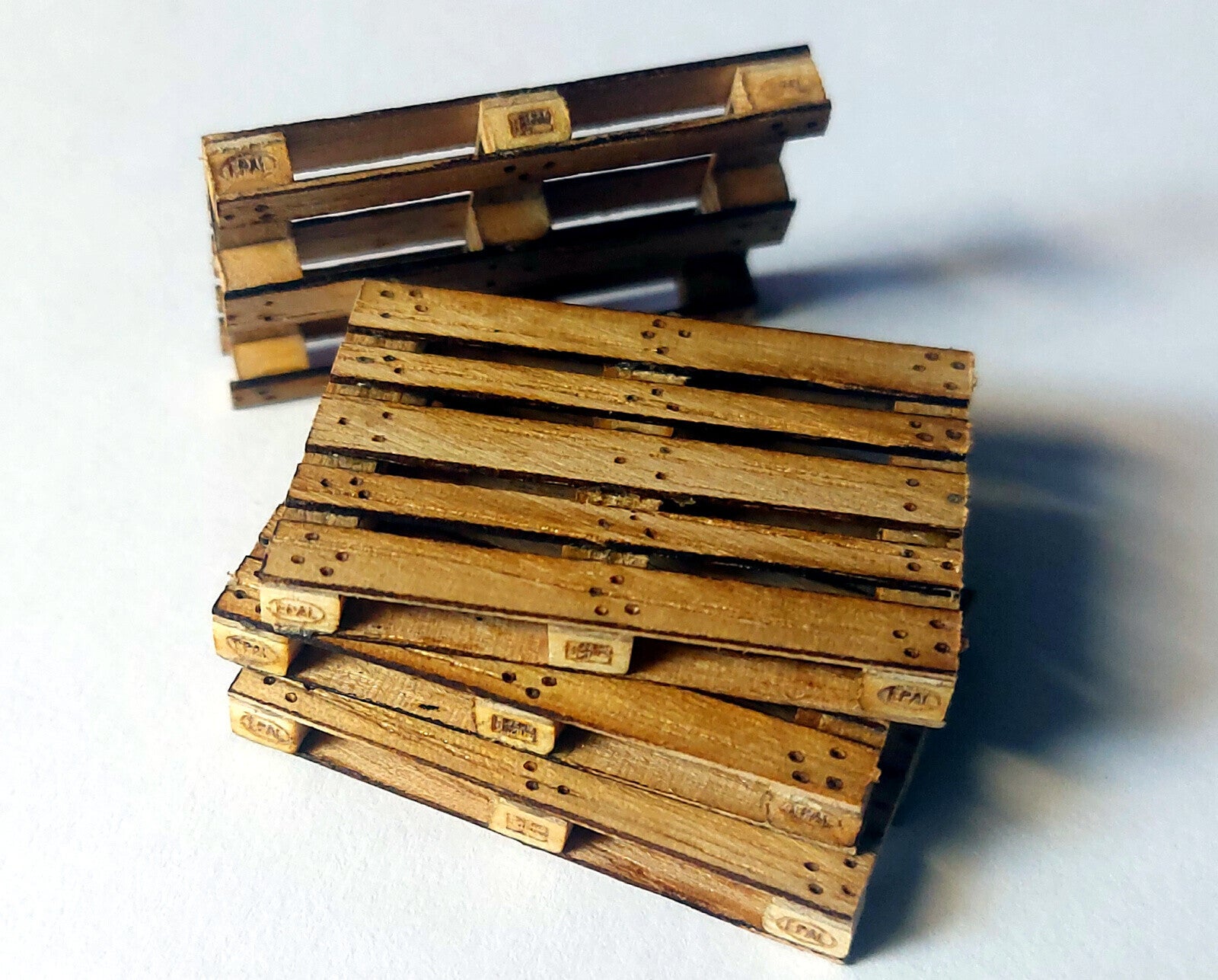 4 Europaletten Ladegut für Spur 1 (1:32) Echtholz Fertigmodell