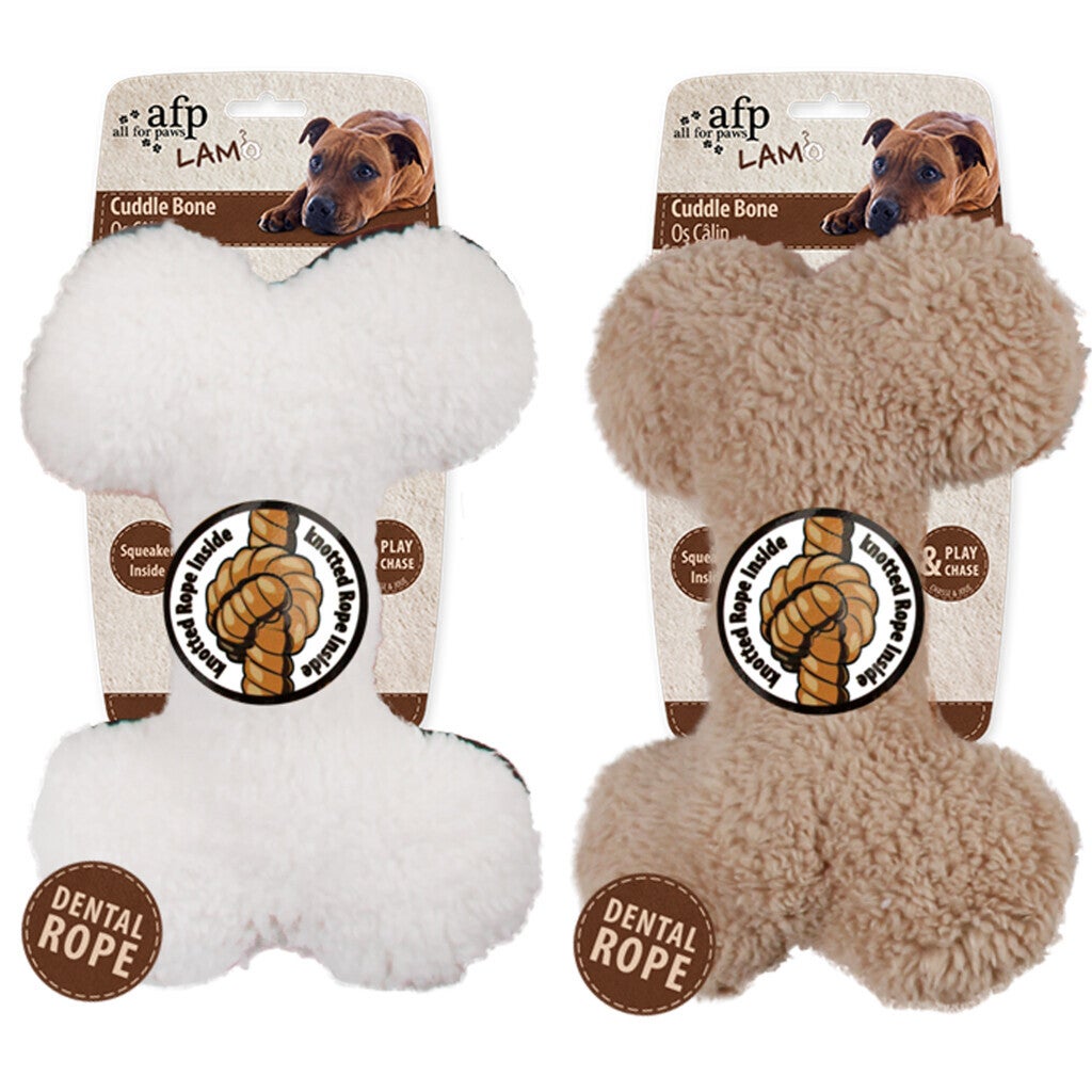 AFP Lambswool - Plush  bone Gemaakt van zacht faux fleece dat honden heerlijk vinden in combinatie met een duurzaam flosstouw. Binnenin deze knuffel zit een pieper voor extra speelplezier.
