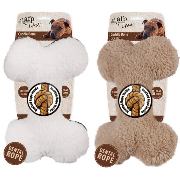 AFP Lambswool - Plush  bone Gemaakt van zacht faux fleece dat honden heerlijk vinden in combinatie met een duurzaam flosstouw. Binnenin deze knuffel zit een pieper voor extra speelplezier.