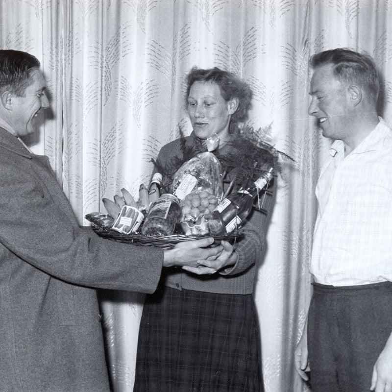 fam-jo-de-looff-uitreiking-prijsvraag-kerstpuzzel-29-12-1962-standard.jpg