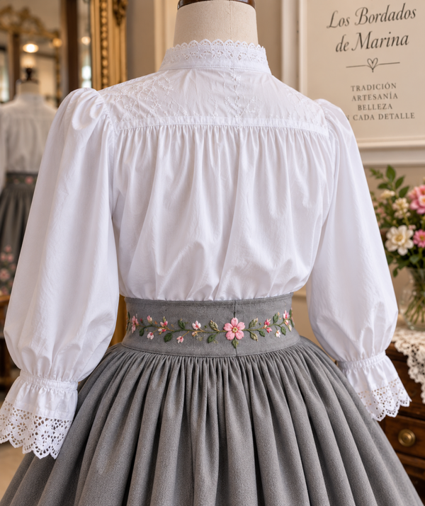 Conjunto tradicional bordado a máquina: blusa, refajo y justillo