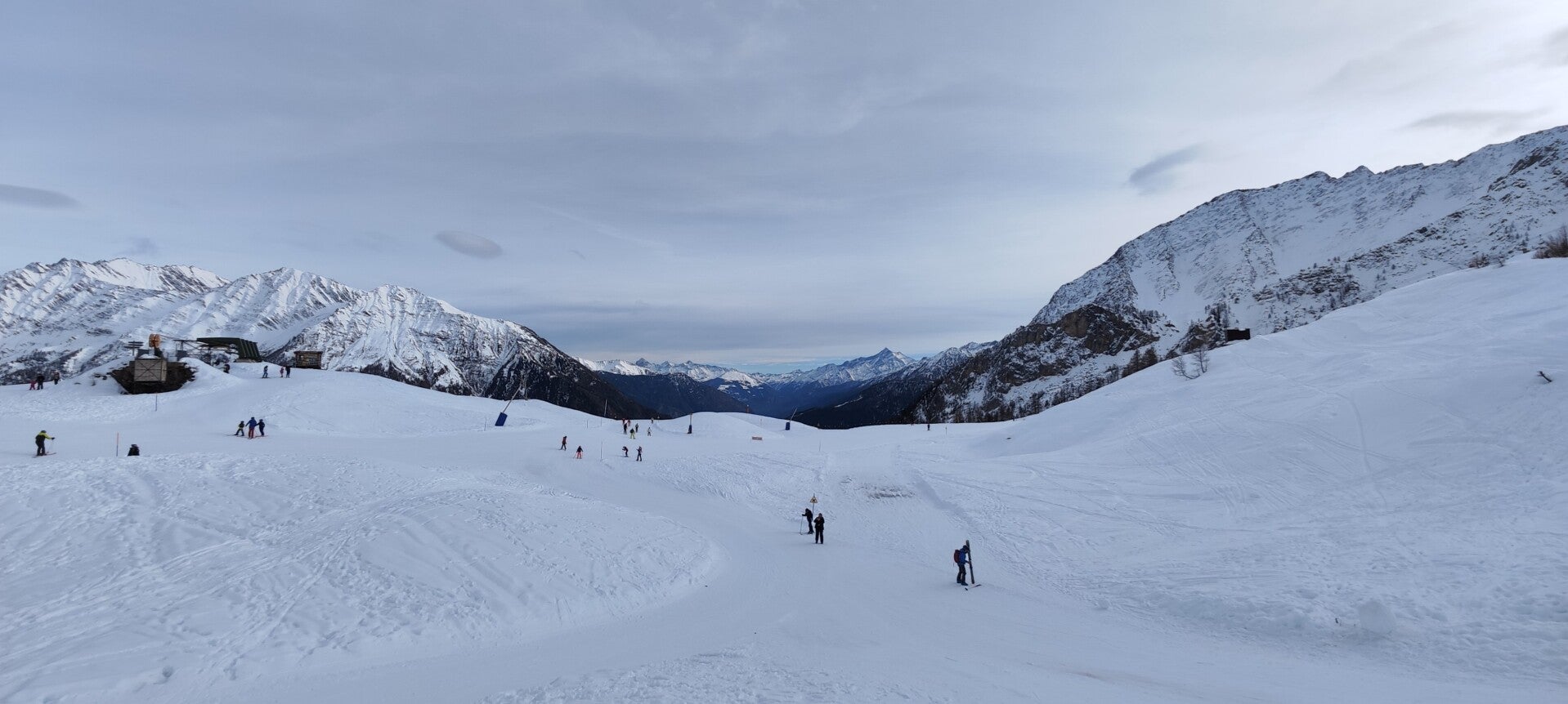 Sciatori su una pista innevata