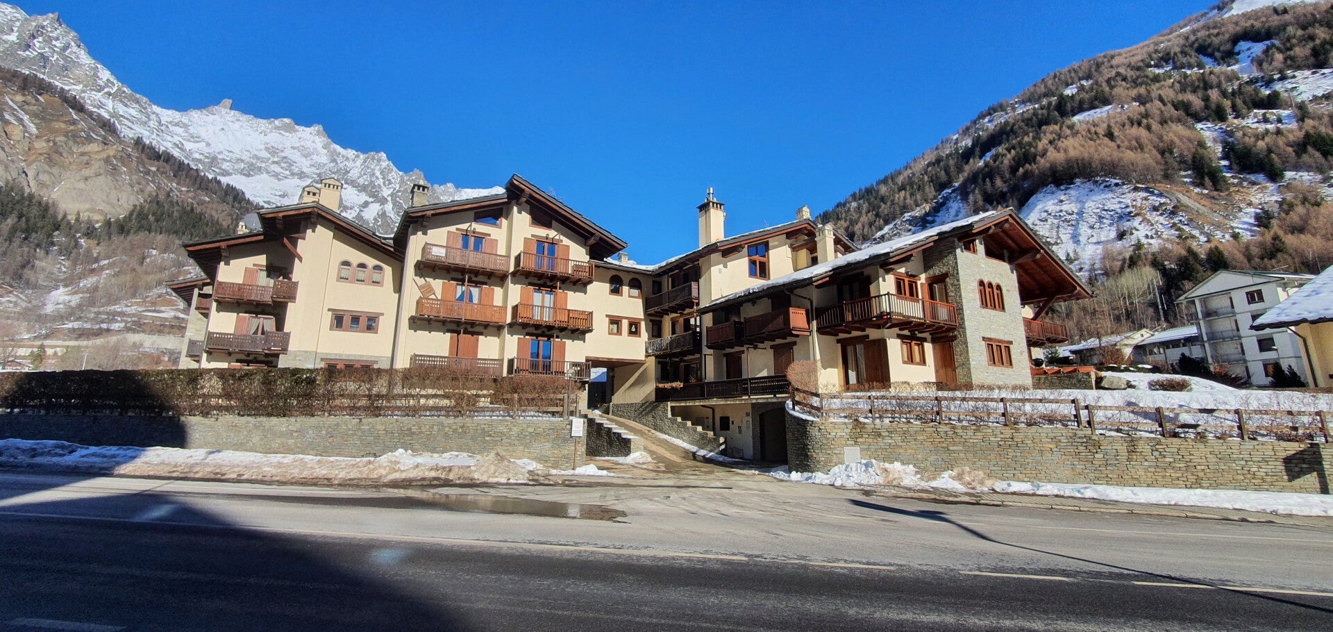 Case di montagna sotto la neve