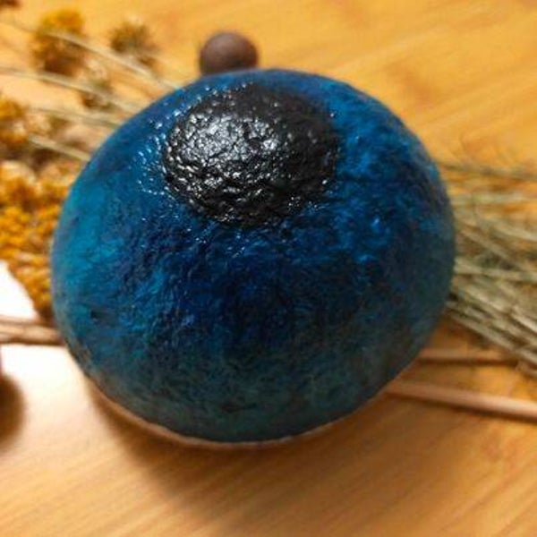 Oeil bleu peint sur un galet