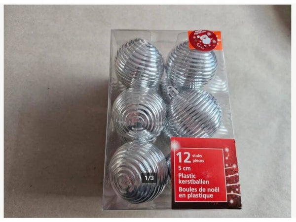 12 stuks Zilverkleurige ribbel kerstballen 5cm