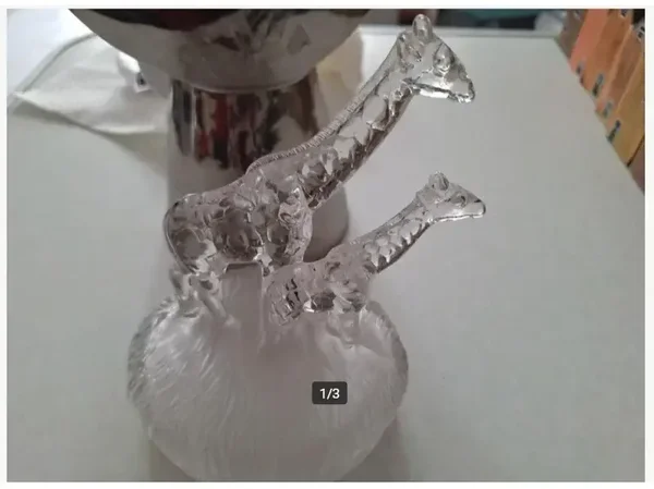 2 giraffen op voetstuk