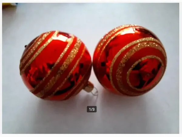 2 rode kerstballen met glitter