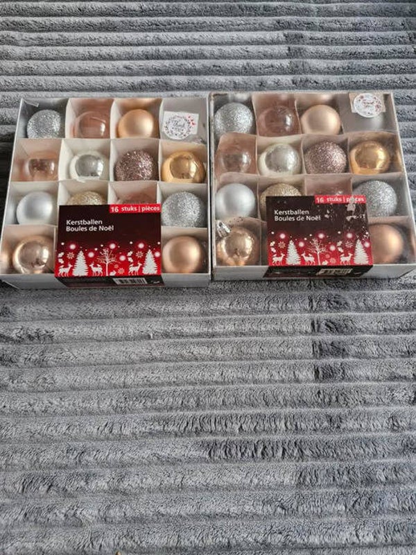 2x 16 kleine kerstballen koperkleur en zilver