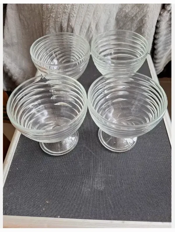 4 dessert coupes