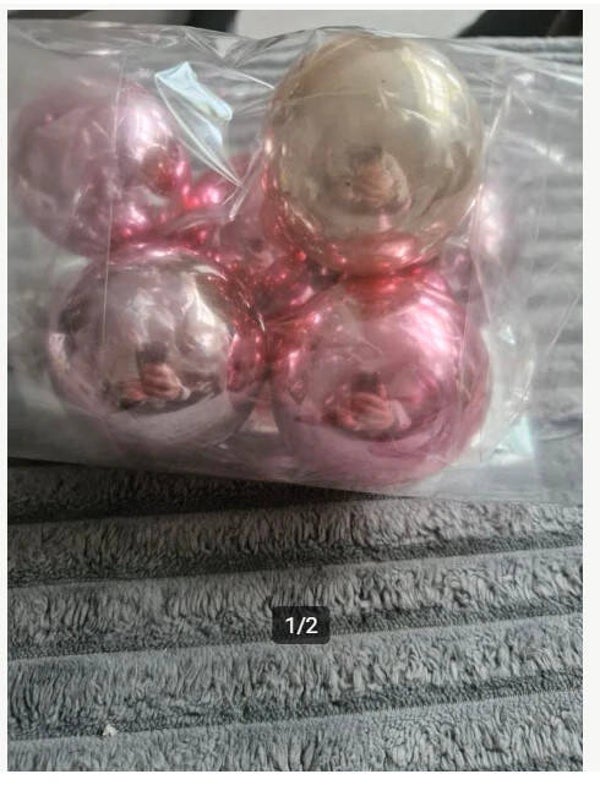 6 roze kerstballen en 1 kerstklok