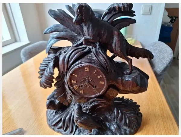 Antieke gesneden schoorsteenklok