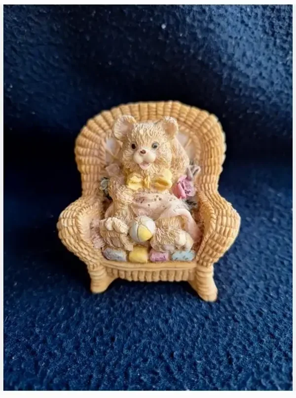 Beeldje beer in rieten stoel