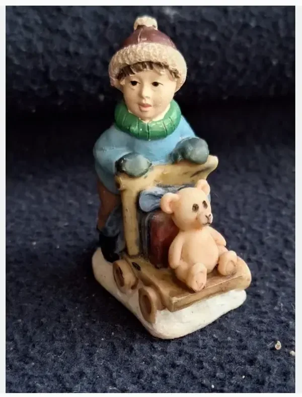 Beeldje kind met wagen