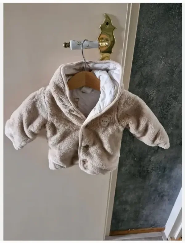 Beige giraffe jasje maat 68