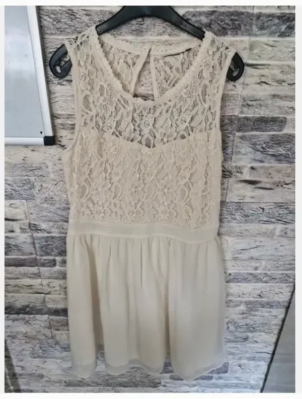 Beige jurkje met kant maat 40