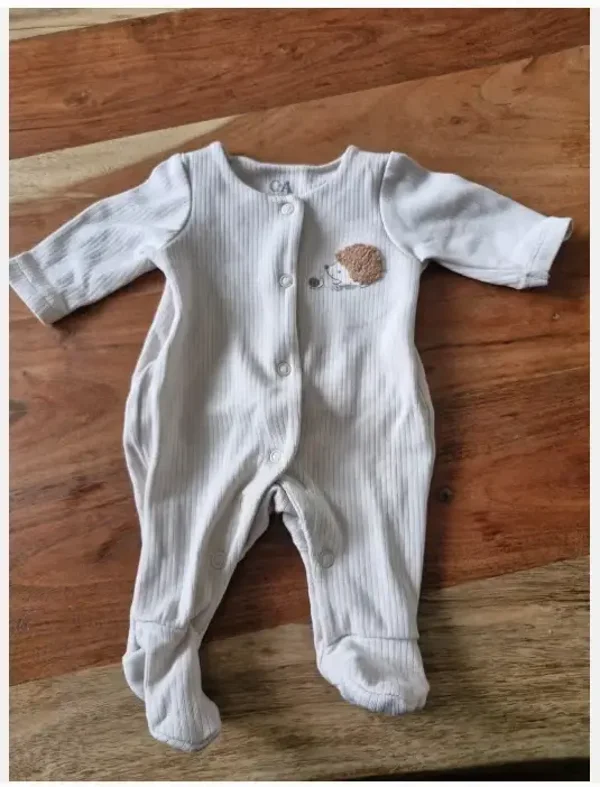 Beige pakje met egel en voetjes maat 44