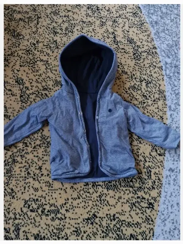 Blauw gestreept vestje maat 68