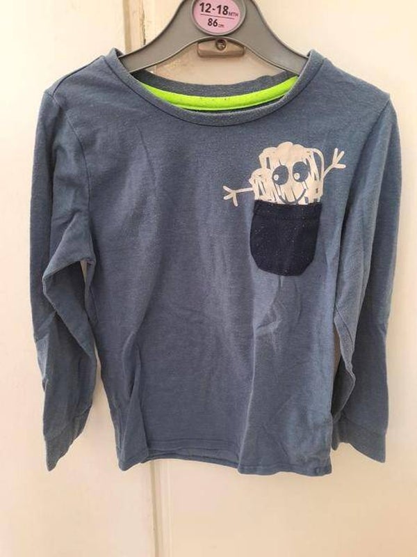 Blauw pyjamashirt met poppetje maat 110-116