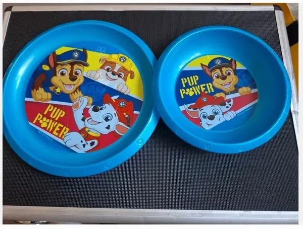 Bordje en schaaltje van pup power