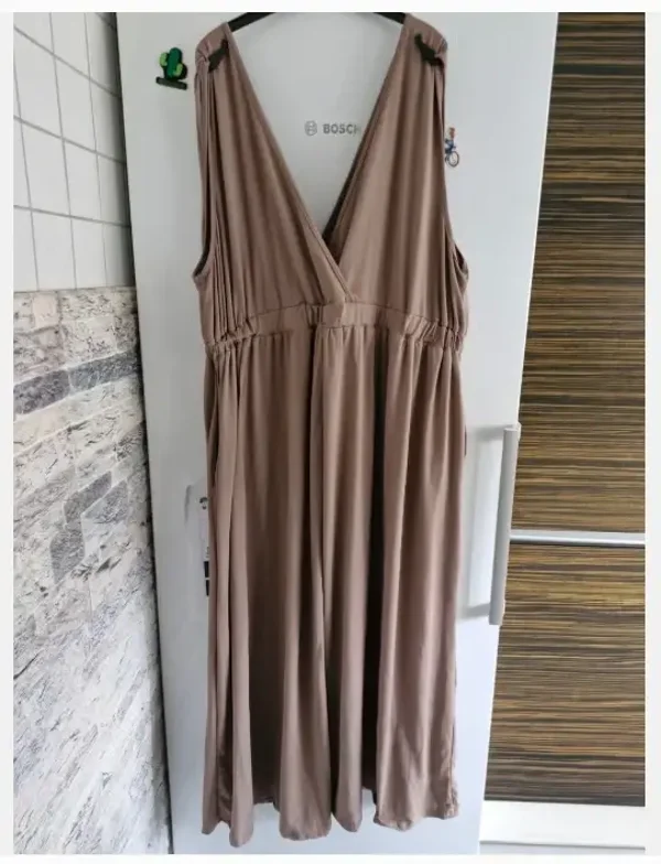 Bruine jumpsuit diep decolleté maat 4xl