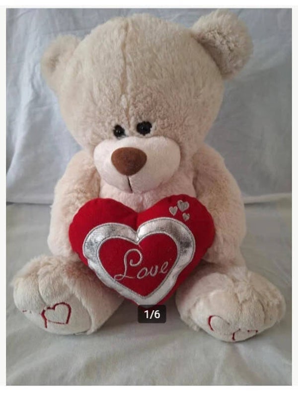 Cremekleurige knuffel met rood hart