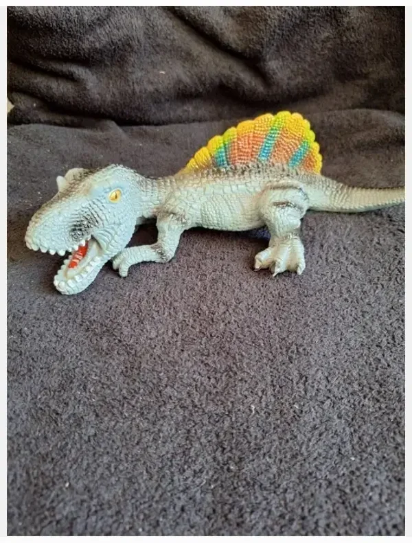 Dino met regenboog kam