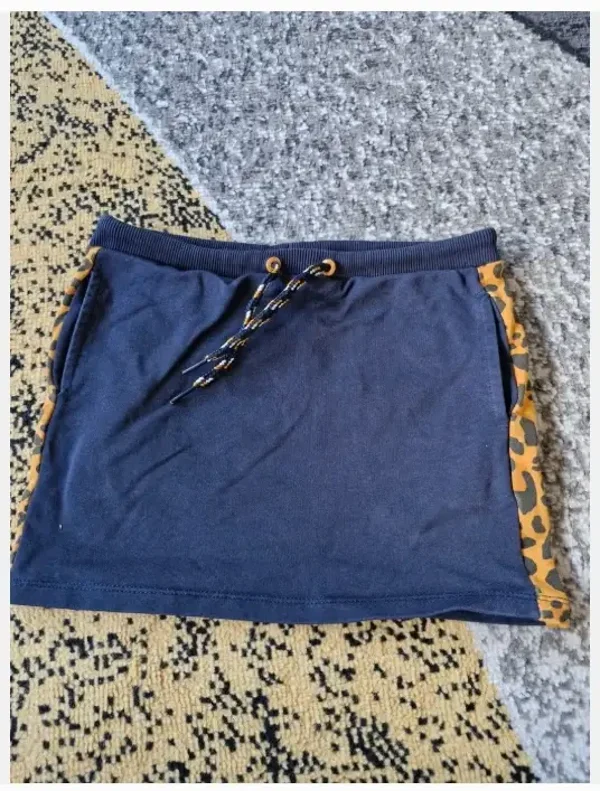 donkerblauw rokje met panterprint rand maat 122-128