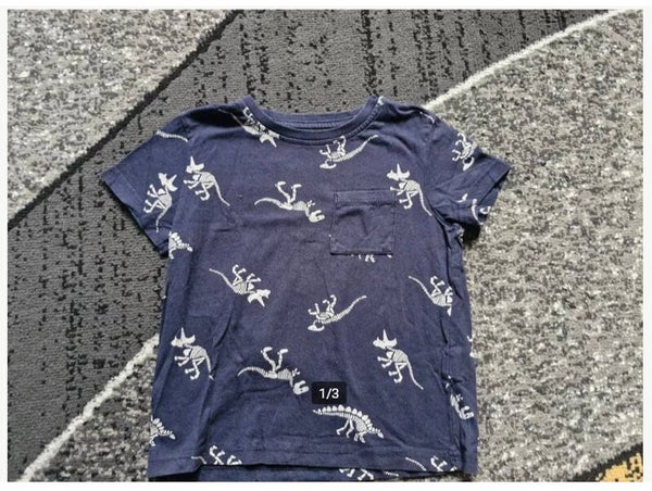 Donkerblauw tshirt met dinos Maat 104-110