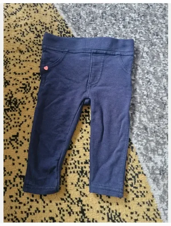 Donkerblauwe broek met roze hartje maat 68