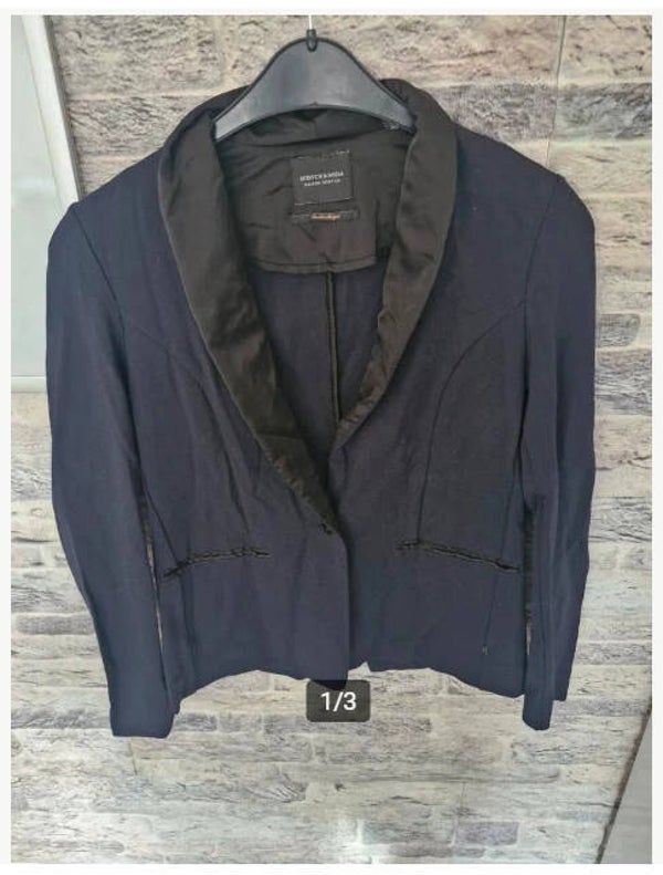 Donkerblauwe colbert met zwarte kraag Maat M