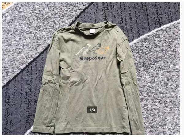 Donkergroen Dino pyjamashirt Maat 104-110