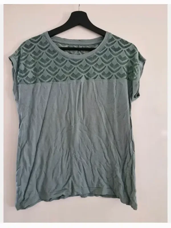 Donkergroen tshirt met opengewerkte bovenkant maat m