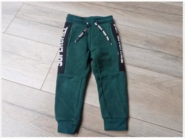 Donkergroene superchill joggingsbroek Maat 86