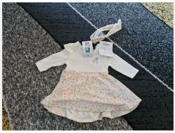 Fleurige crèmekleurige jurkje Met romper Maat 56