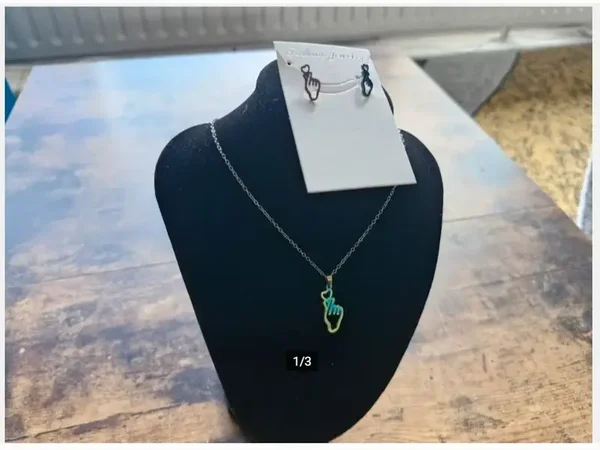 Gekleurd hart met hand en oorbellen roestvrij staal 9