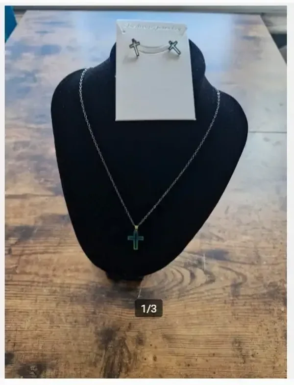 Gekleurde kruisketting van roestvrij staat met oorbellen 1