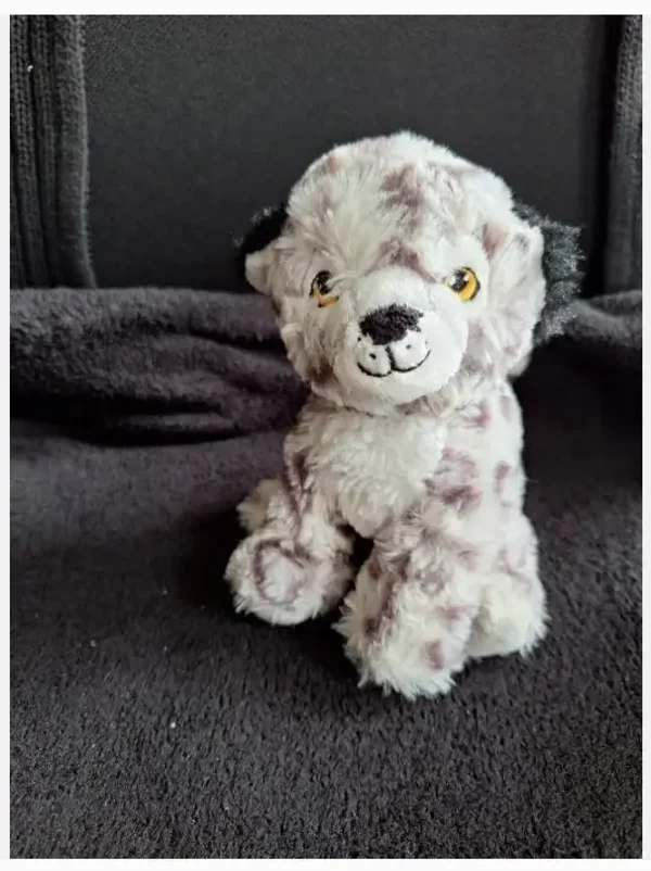 Gevlekte hond knuffel