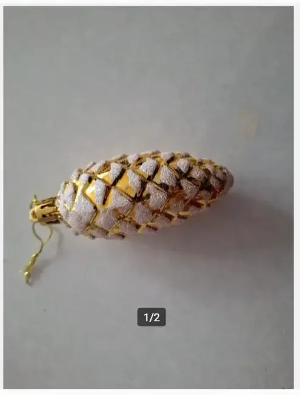 Goudkleurige dennenappel