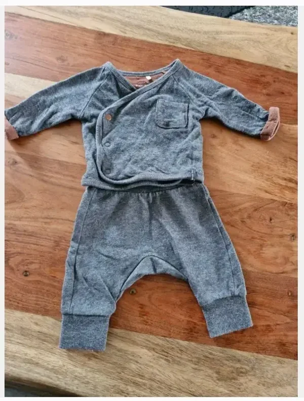 Grijs pakje, broek en truitje maat 44