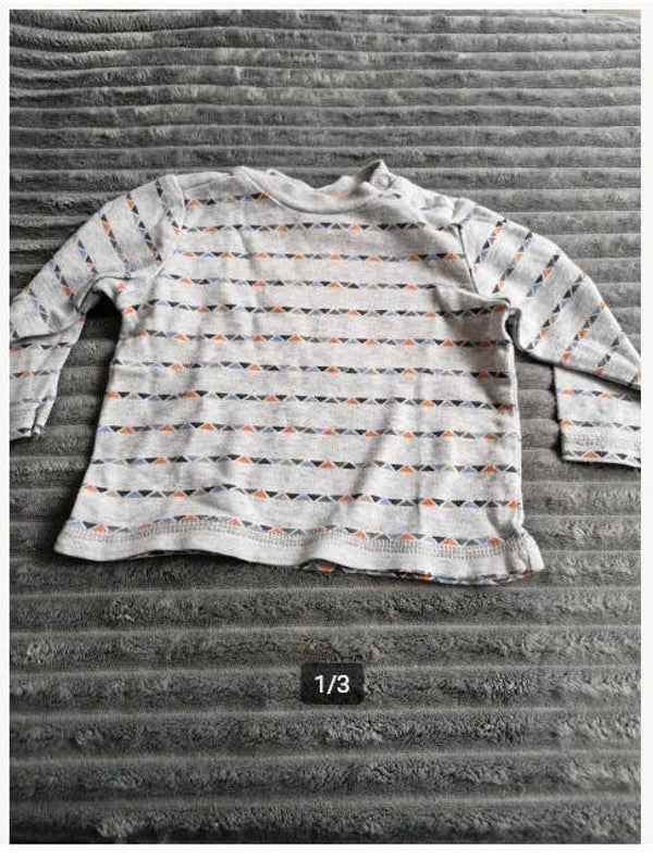 Grijs shirtje met driehoekjes motief Maat 68