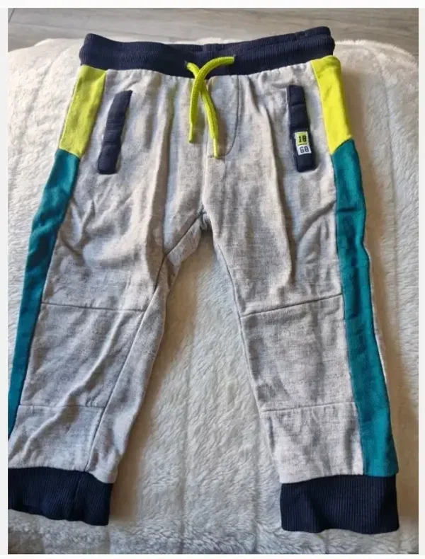 Grijze joggingsbroek met blauw en geel maat 80