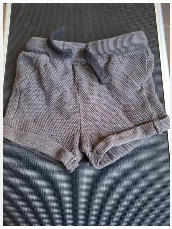 Grijze korte ribbel broek maat 68