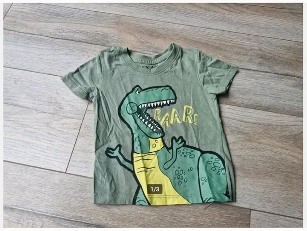 Groen tshirt met dino Maat 86