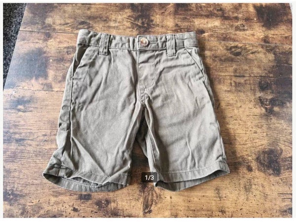 Khaki groene korte broek Maat 92
